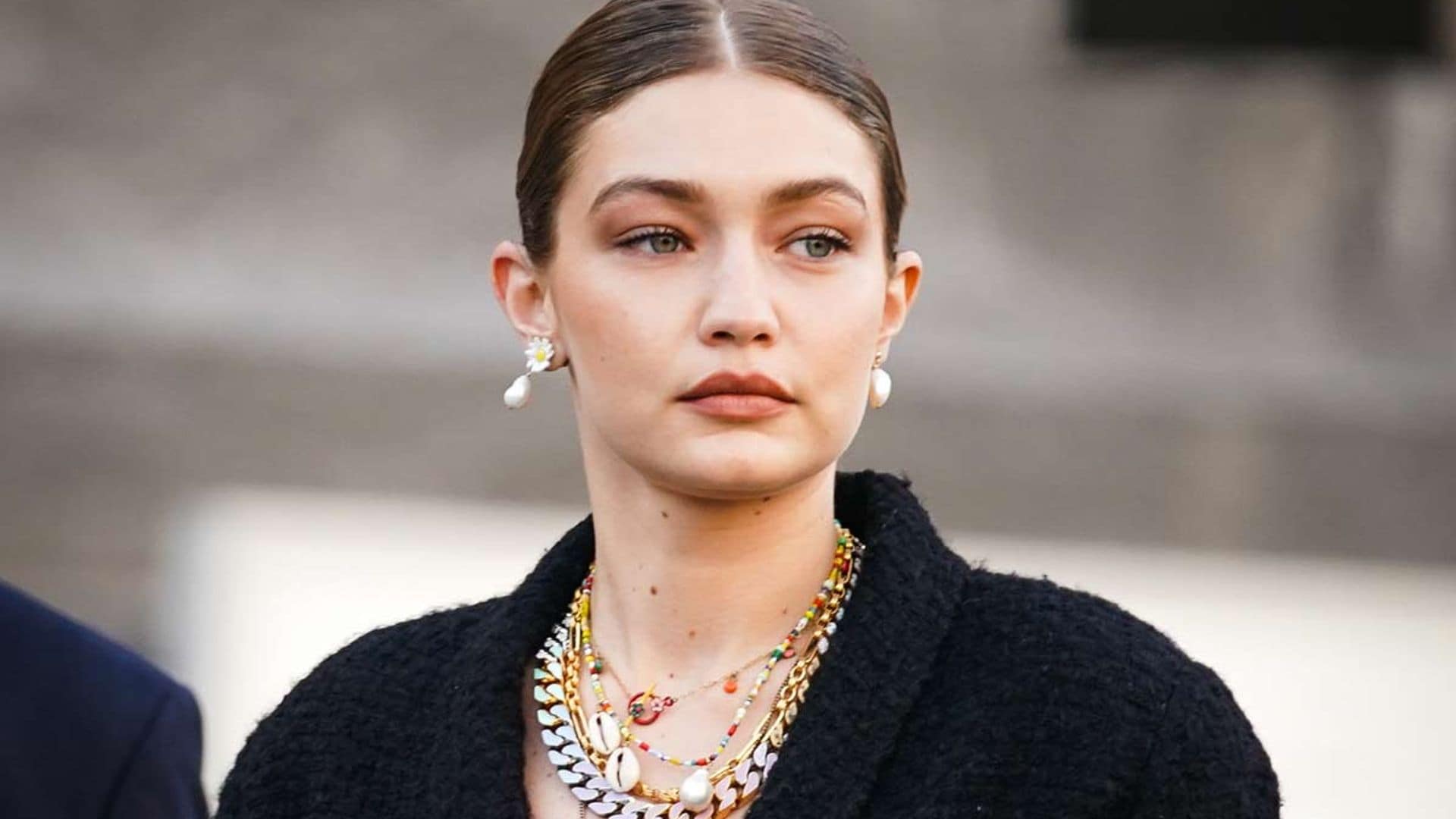 El maxi collar de perlas de Gigi Hadid escondía un secreto: Naomi Campbell lo llevó ¡hace 20 años!