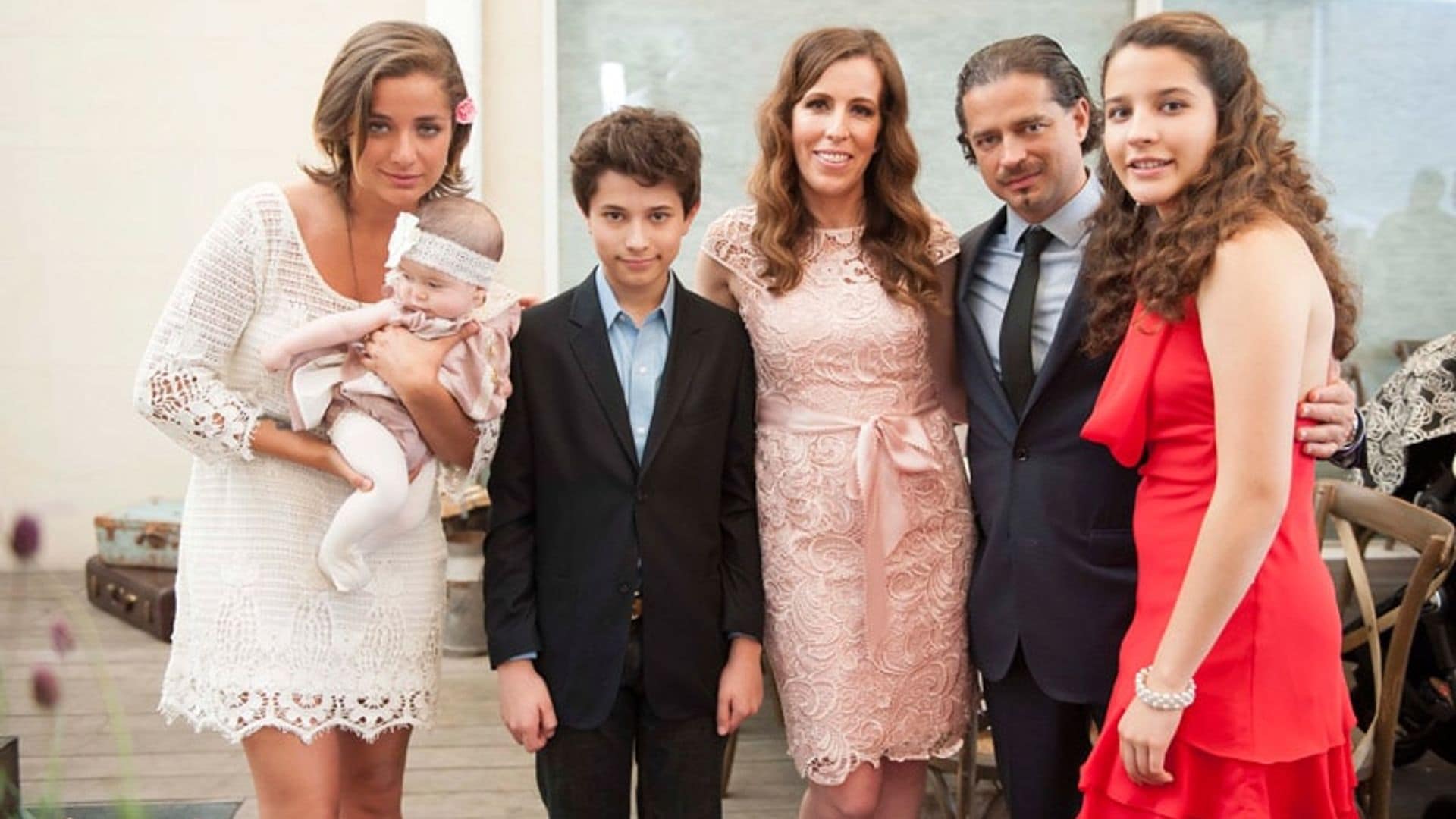 En ¡Hola!: Chacho Gaytán y Mariana García Ramos bautizan a su hija Isabella en familia