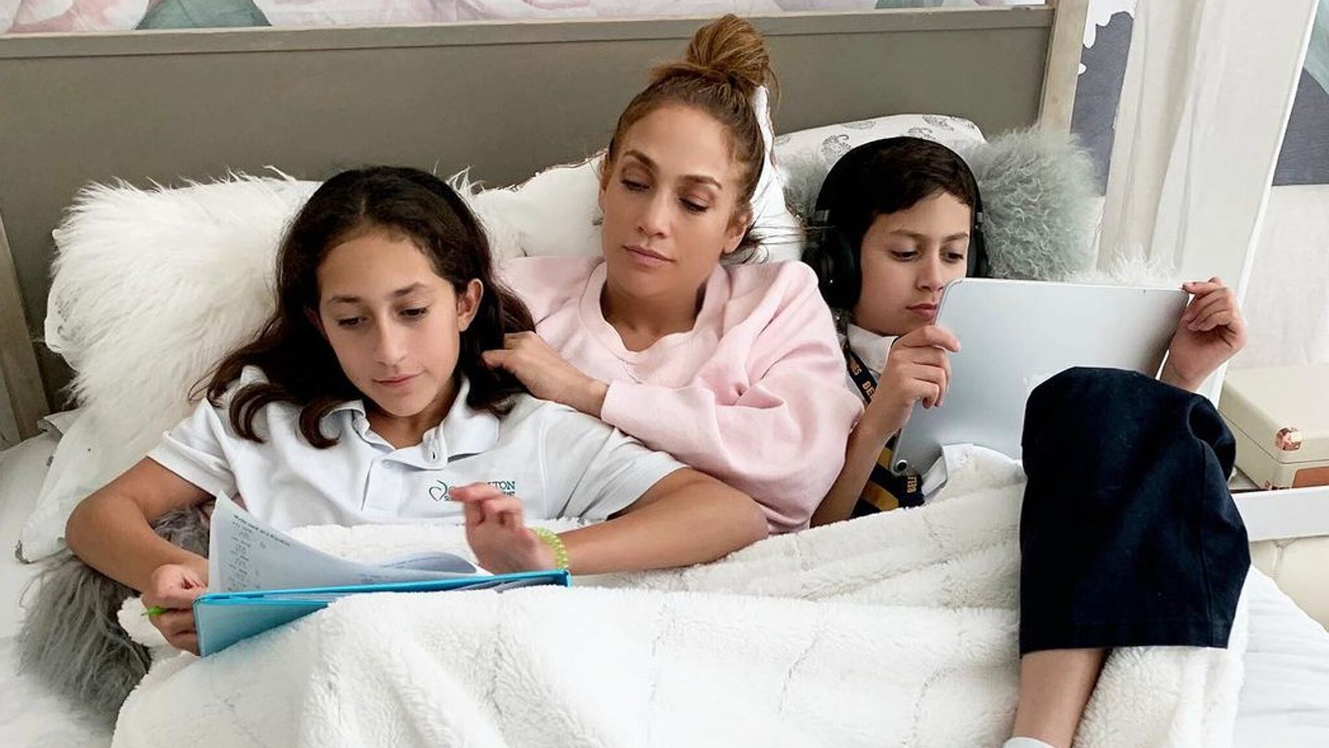 Jennifer Lopez le lleva el desayuno a la cama a sus hijos por su cumpleaños