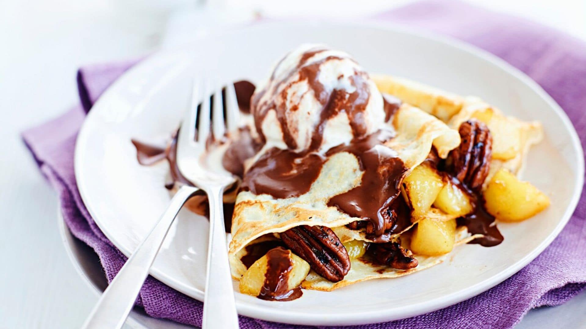 Crepes de pera, chocolate y nueces pecanas