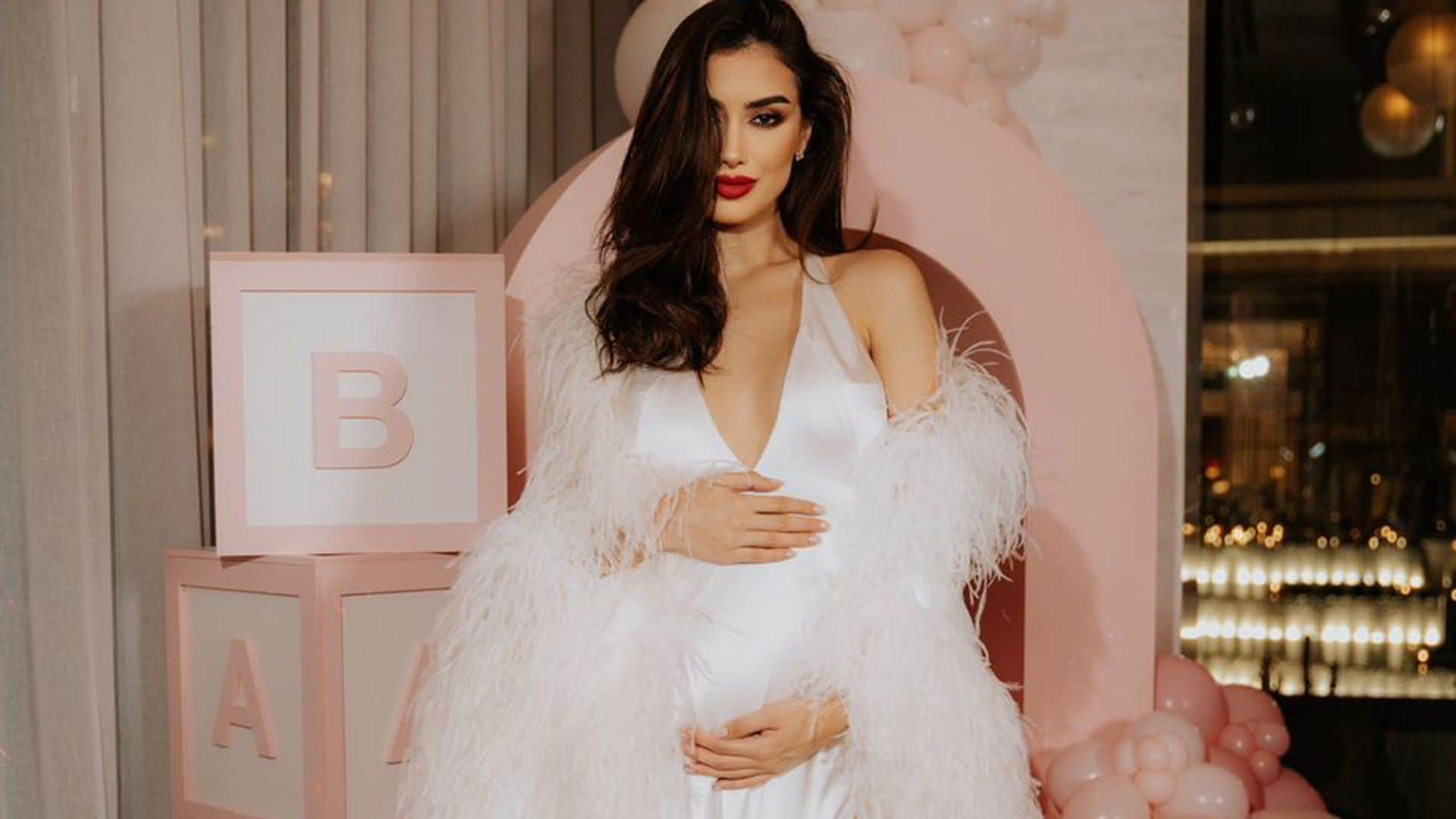 Entramos en la espectacular 'baby shower' de la modelo Sarah Loinaz y descubrimos el nombre tan original que ha elegido para su hija