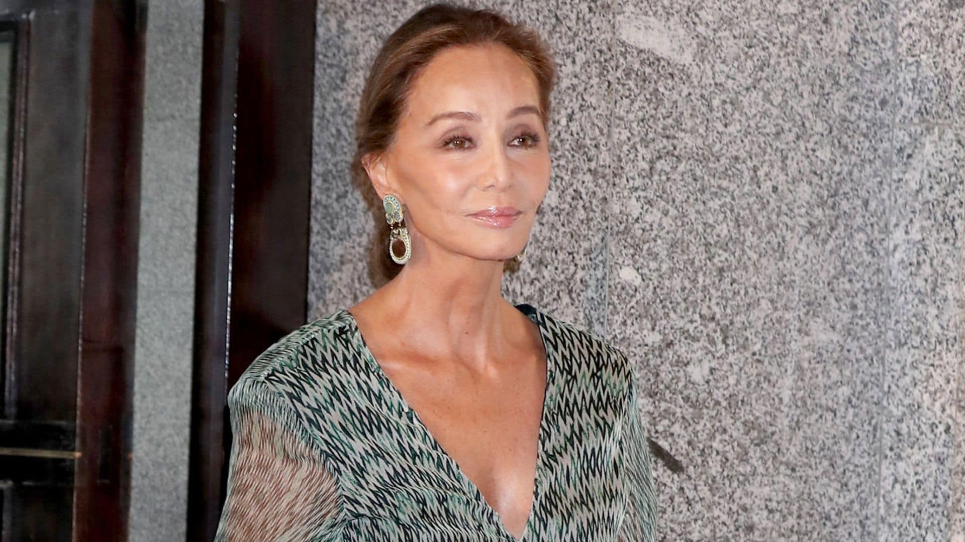 Isabel Preysler se pronuncia sobre la muerte de Marta Chávarri y cuenta cómo lleva Tamara la luna de miel