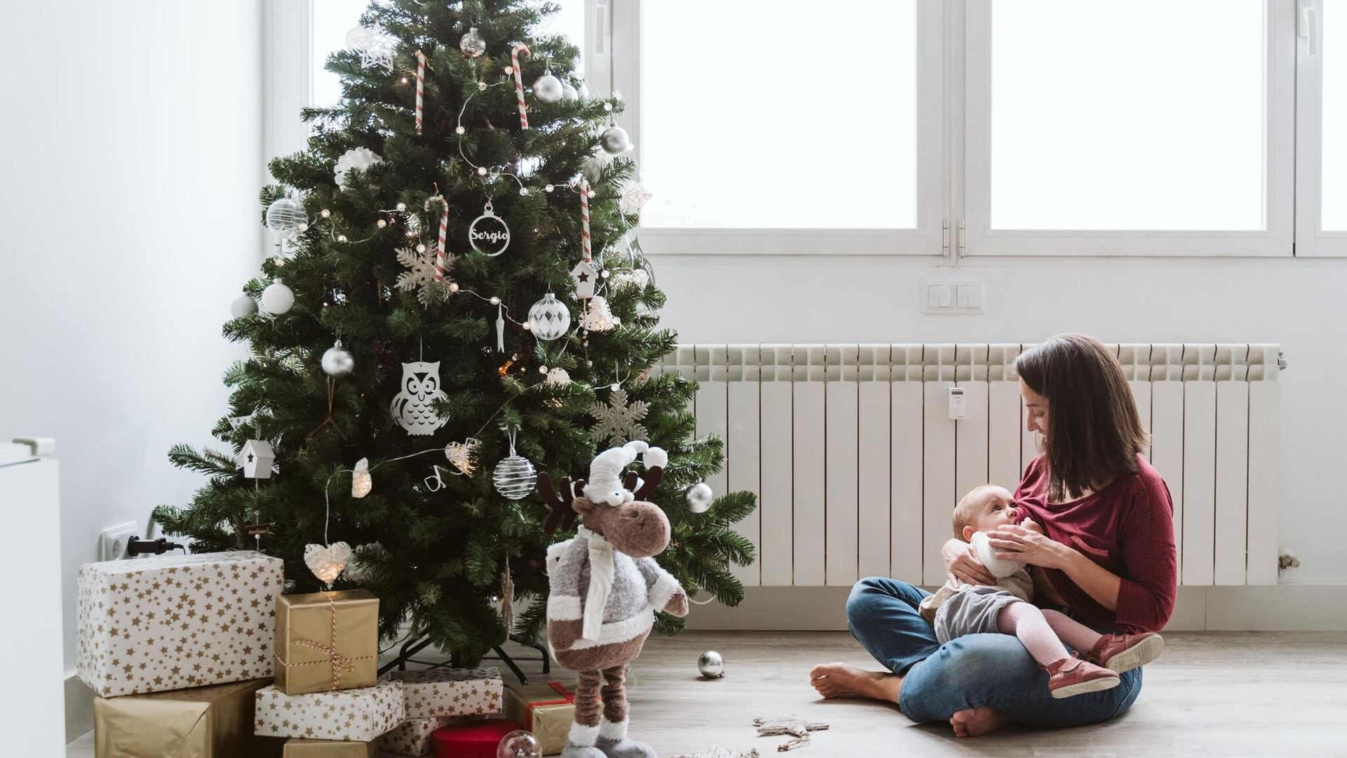 Si das el pecho a tu hijo, estas son las precauciones que debes seguir en Navidad