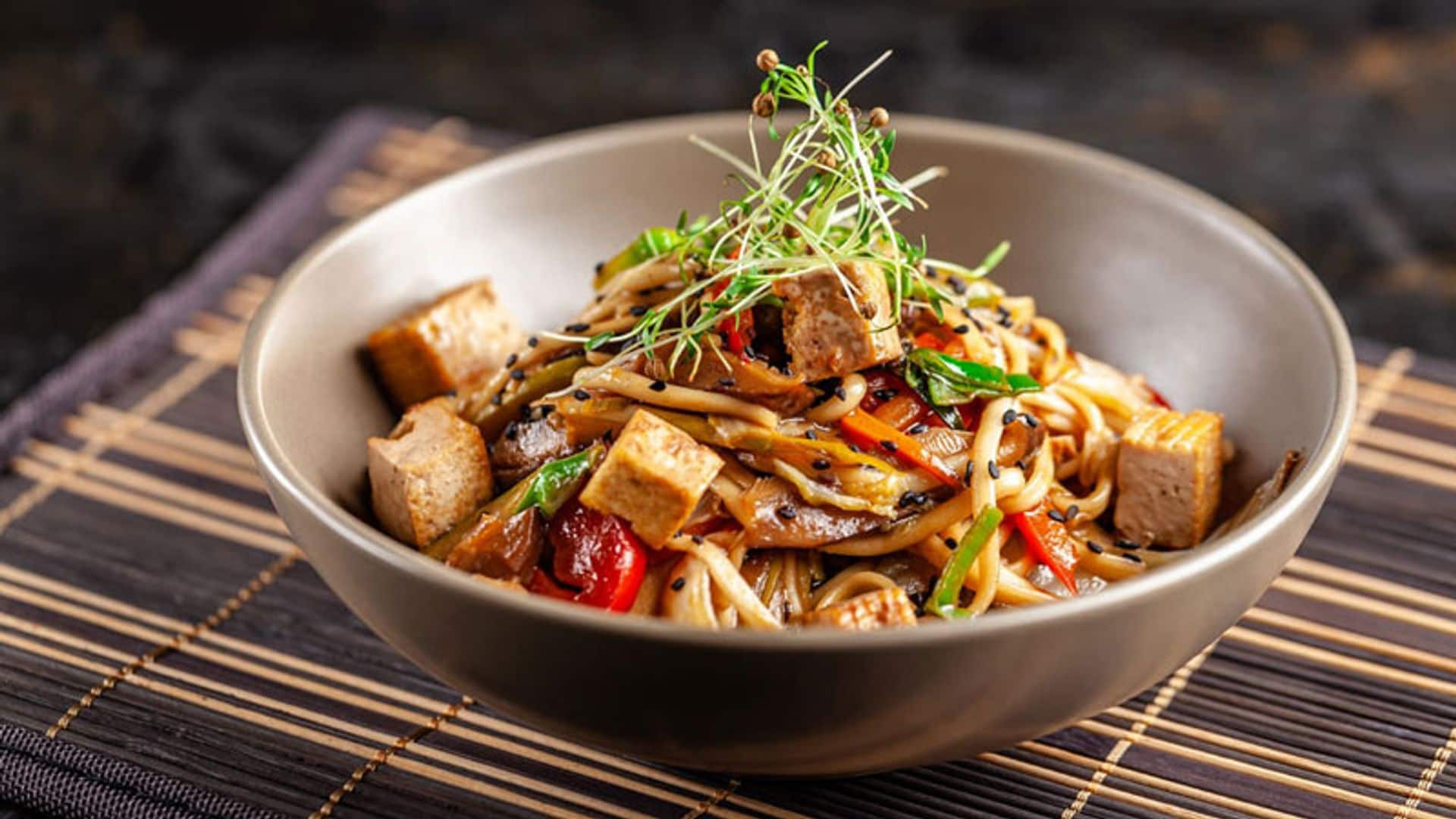 'Noodles' con tofu marinado, pollo y verduras