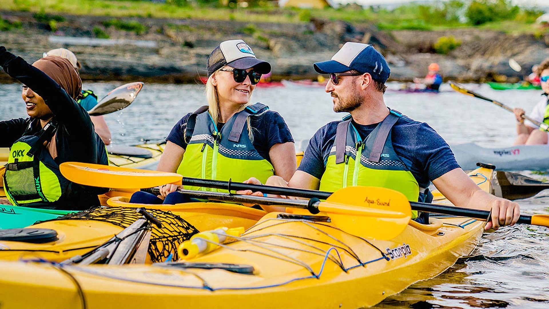 Chaleco, remo y kayak: a Haakon y Mette-Marit de Noruega nos les falta detalle en su última aventura