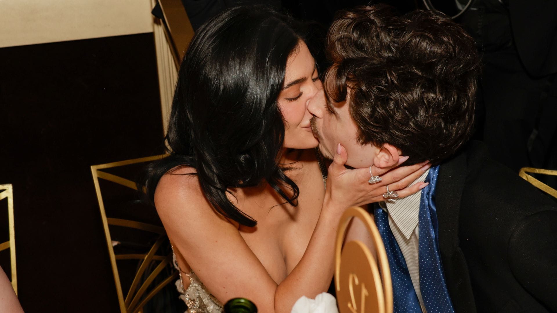 El apasionado beso de Kylie Jenner a Timothée Chalamet tras no conseguir el galardón