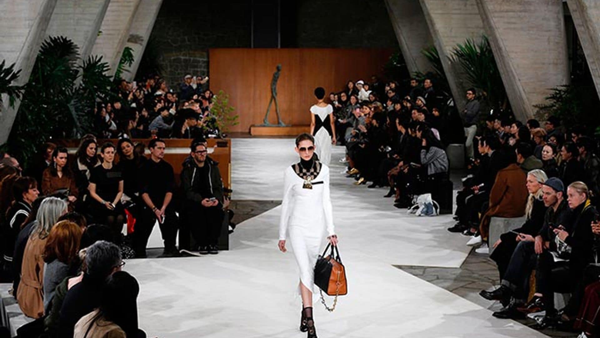 Loewe y su inspiración escultórica conquistan la París 'Fashion Week'