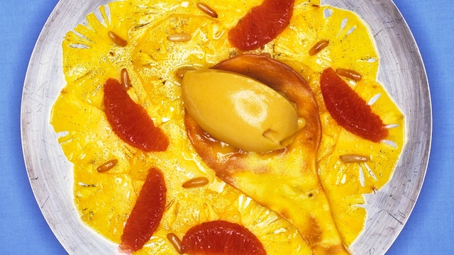 'Carpaccio' de piña con piñones, naranja sanguina y sorbete