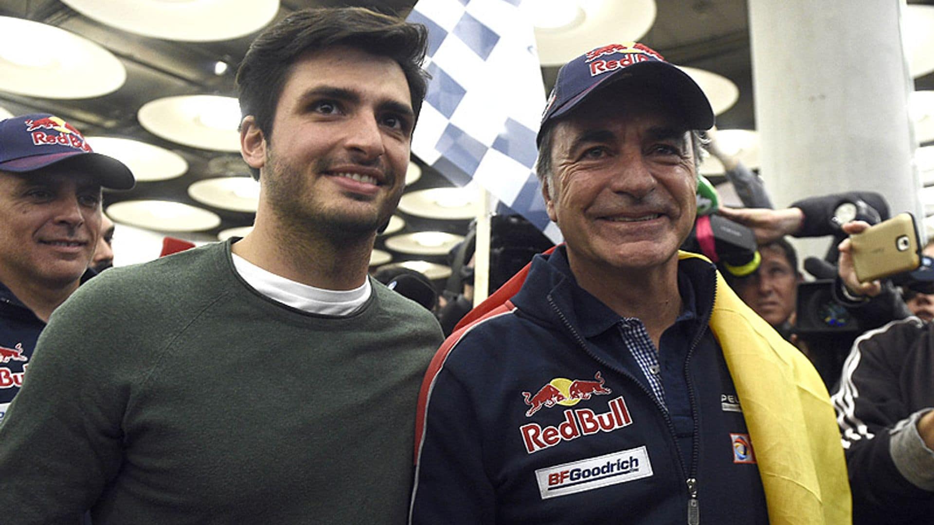 Carlos Sainz Jr. lidera el emocionante recibimiento a su padre, Carlos Sainz, a su llegada a Madrid