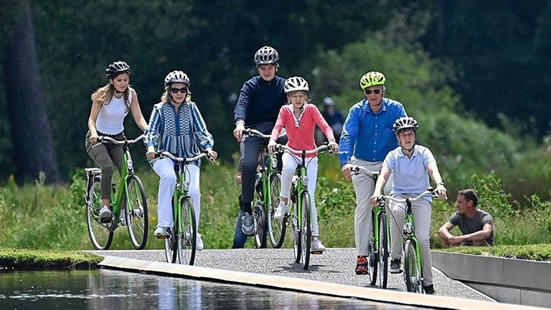 ¡A pedalear! El sorprendente paseo en bici de Felipe y Matilde de Bélgica con sus hijos