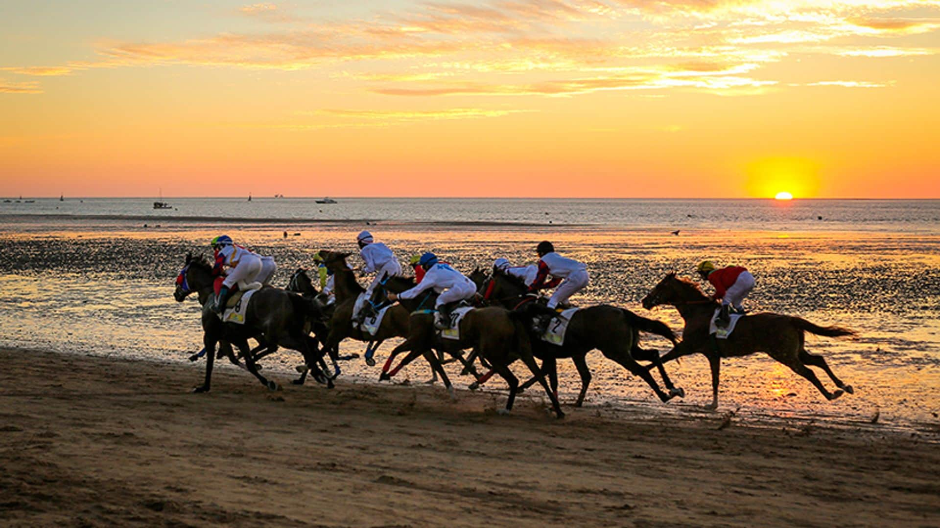 Verano en Sanlúcar de Barrameda entre palacios, terracitas y carreras de caballos por la playa