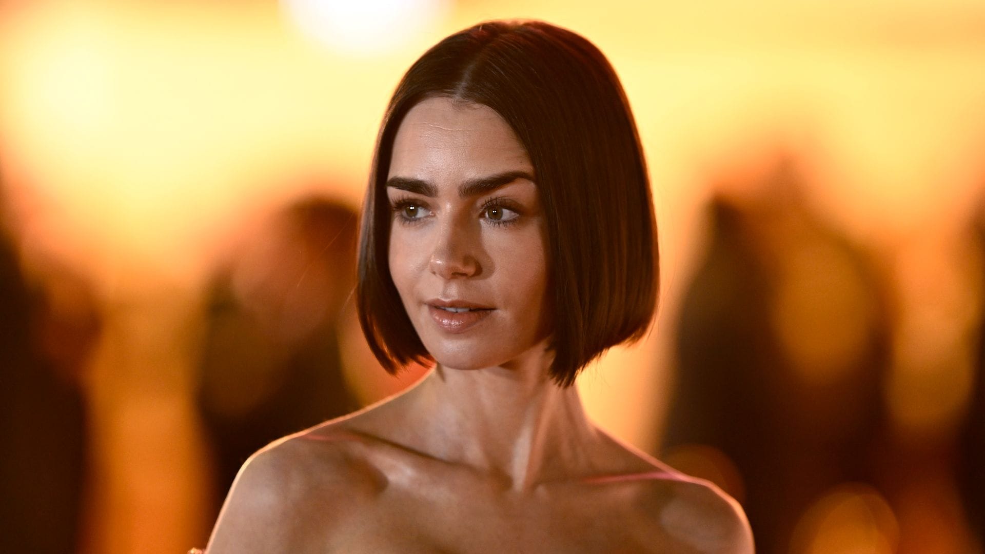 Lily Collins triunfa con el vestido efecto 'mojado' que adoran las superestrellas