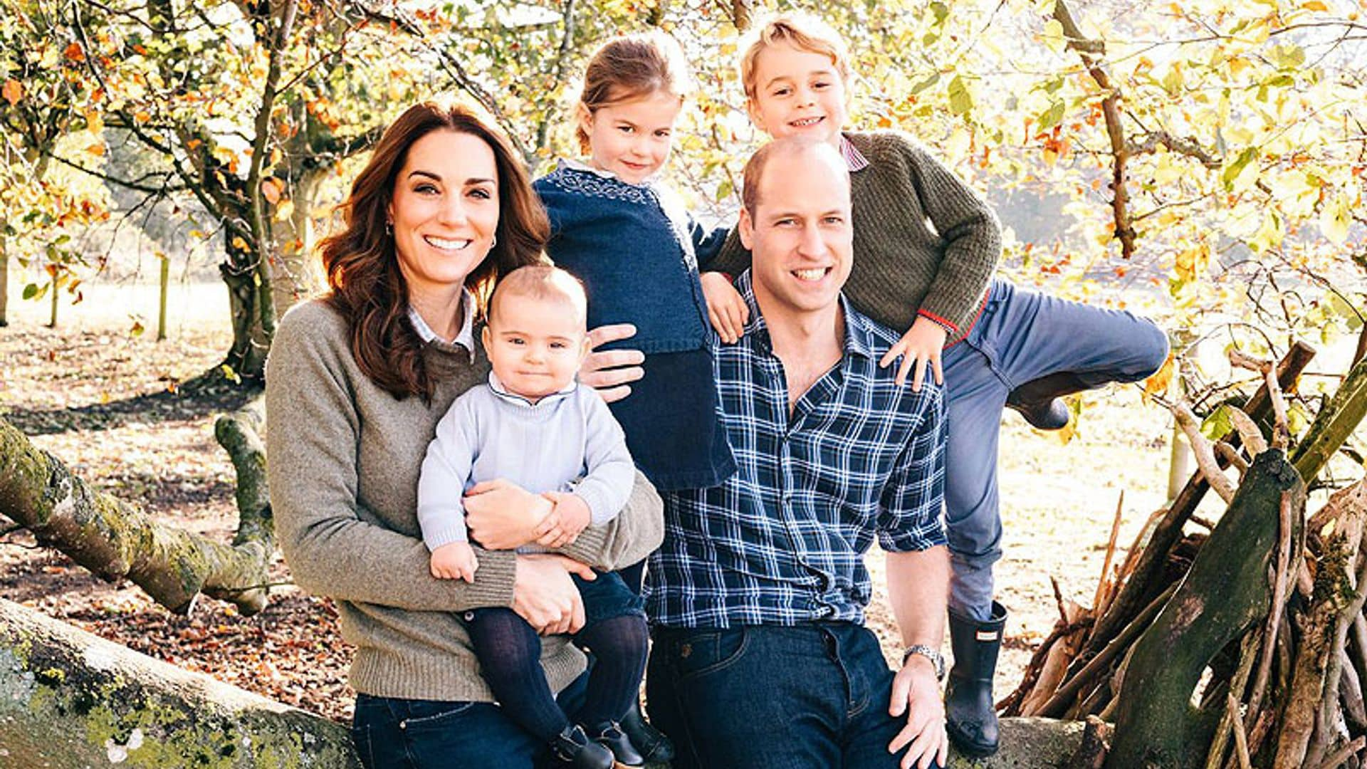 ¡En el campo y con sus hijos! Así es la tierna felicitación navideña de los Duques de Cambridge