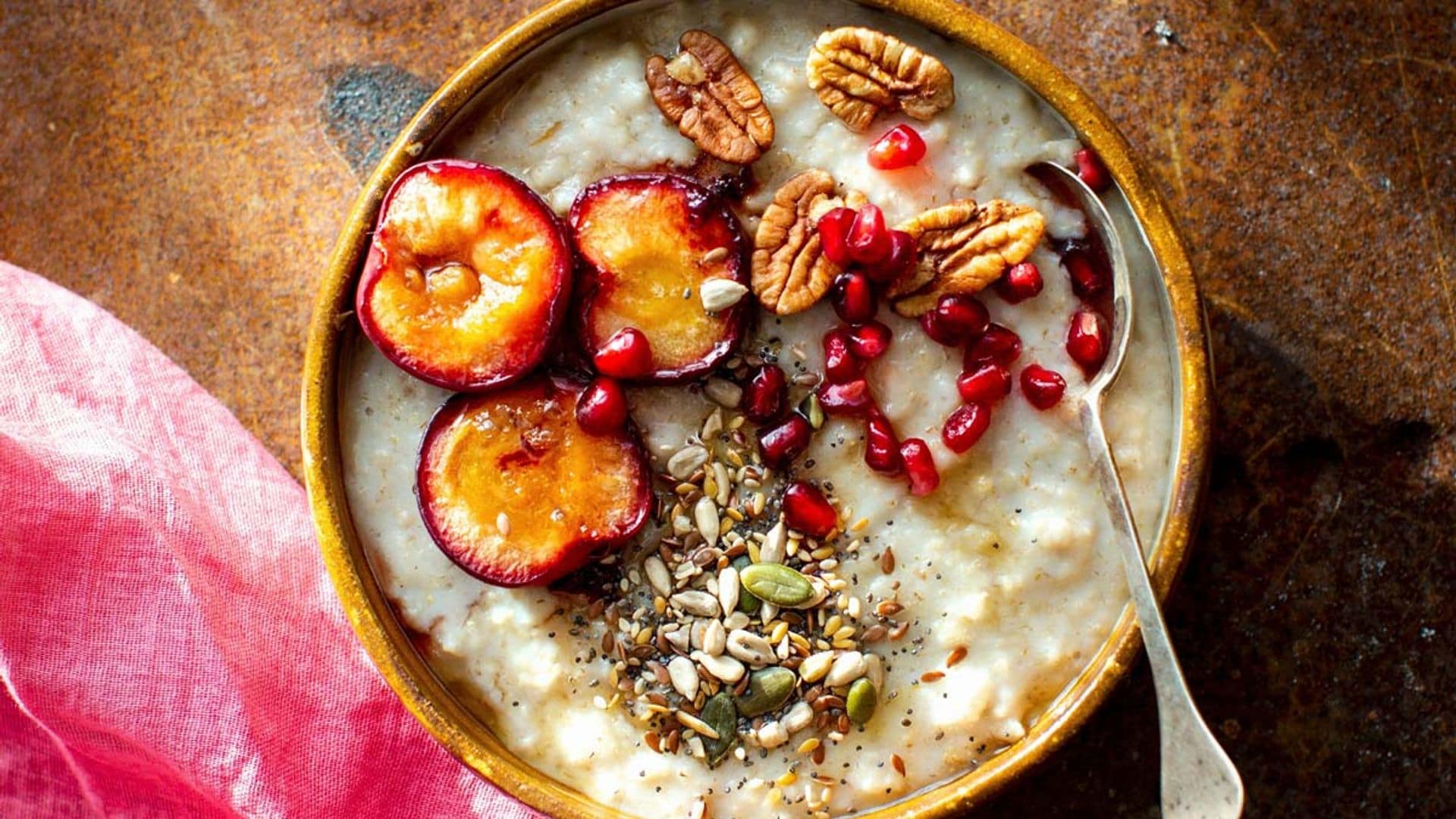 'Porridge' con ciruelas, nueces pecanas y granada