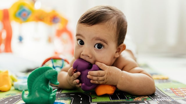 ni o comiendo un juguete 