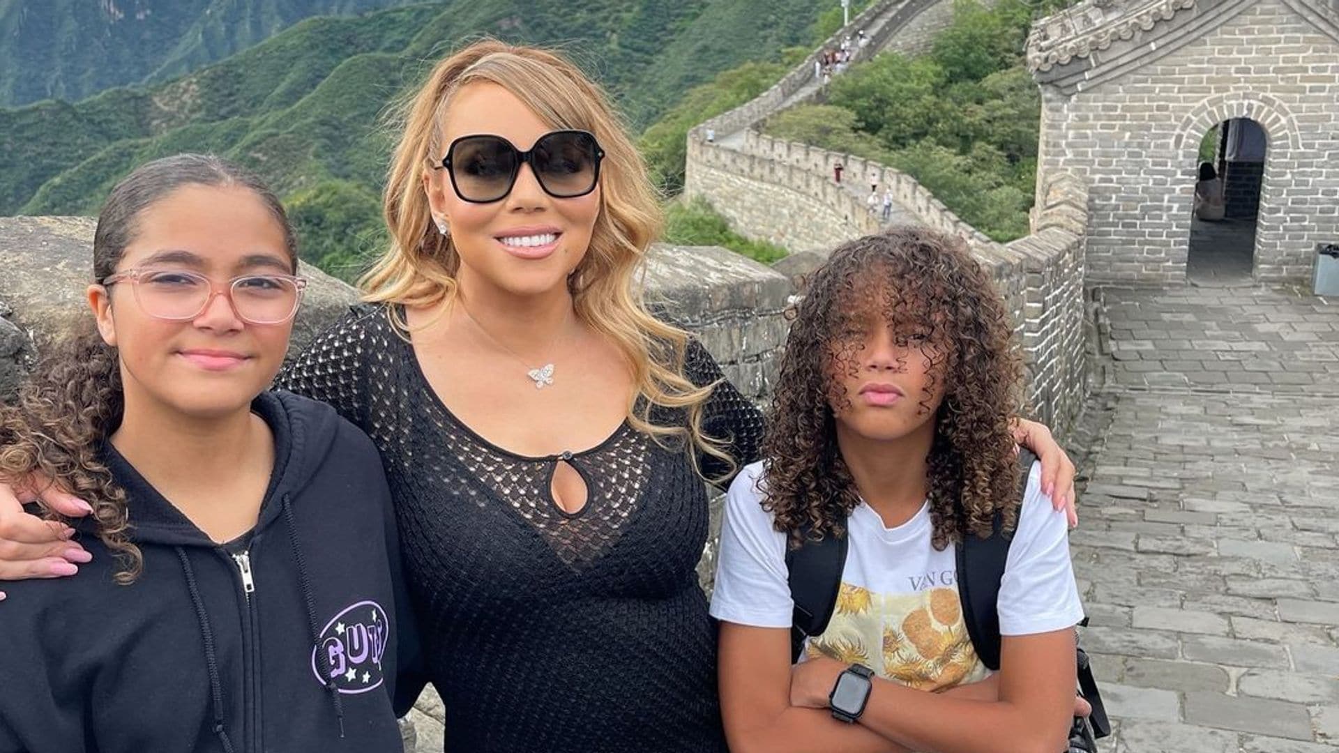 Mariah Carey reaparece desde la Muralla China tras el fallecimiento de su madre y su hermana