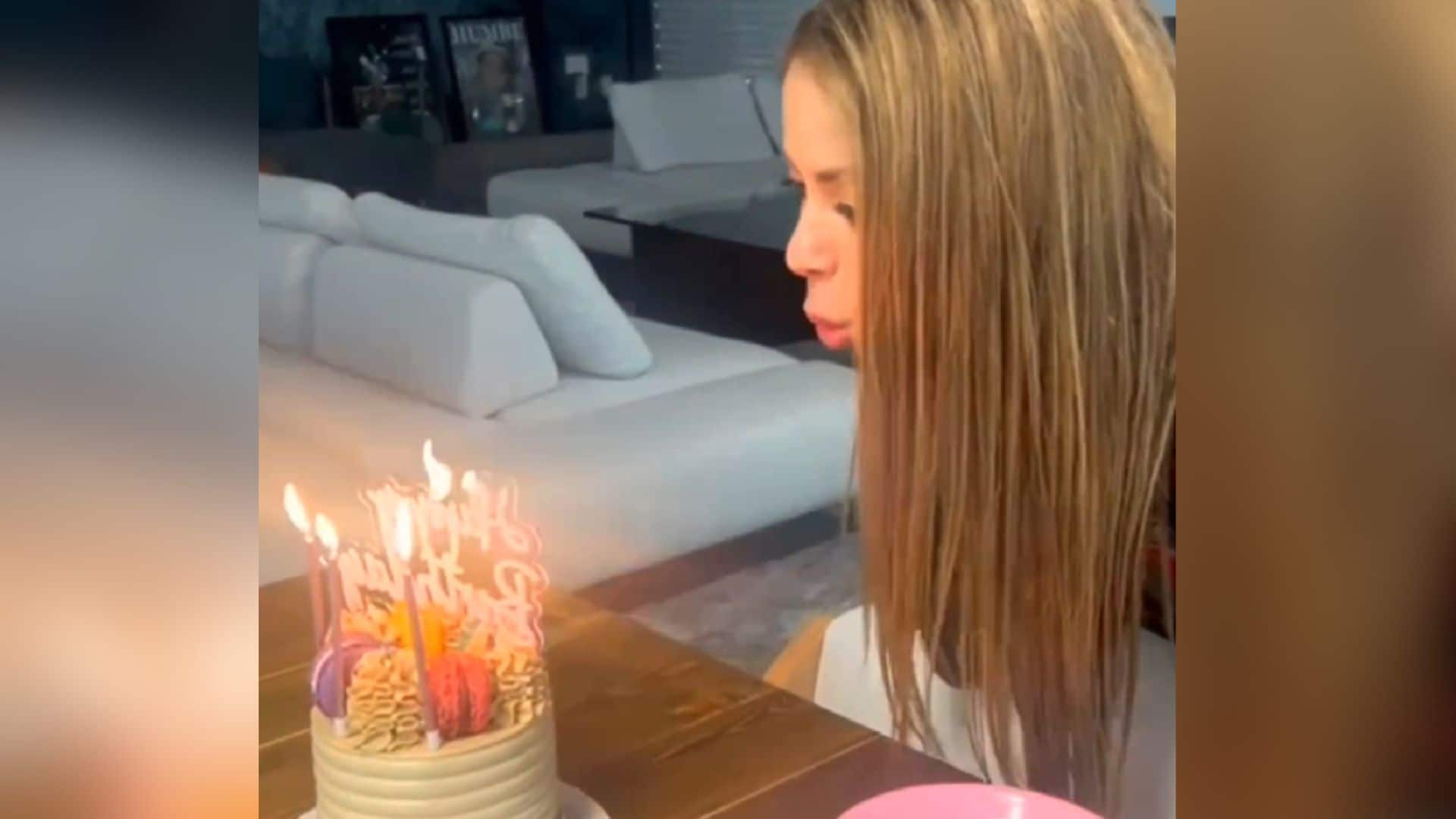 No te pierdas el divertido vídeo de Shakira soplando las velas por su 47 cumpleaños y bailando con sus 'lobas'