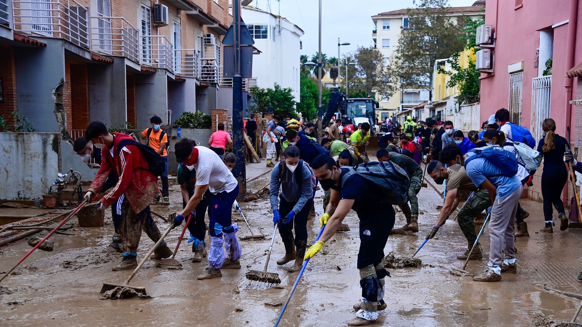 Las conmovedoras imágenes de solidaridad que nos dejan miles de voluntarios anónimos 