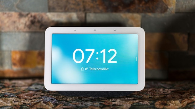 Un Google Nest Hub en una mesa