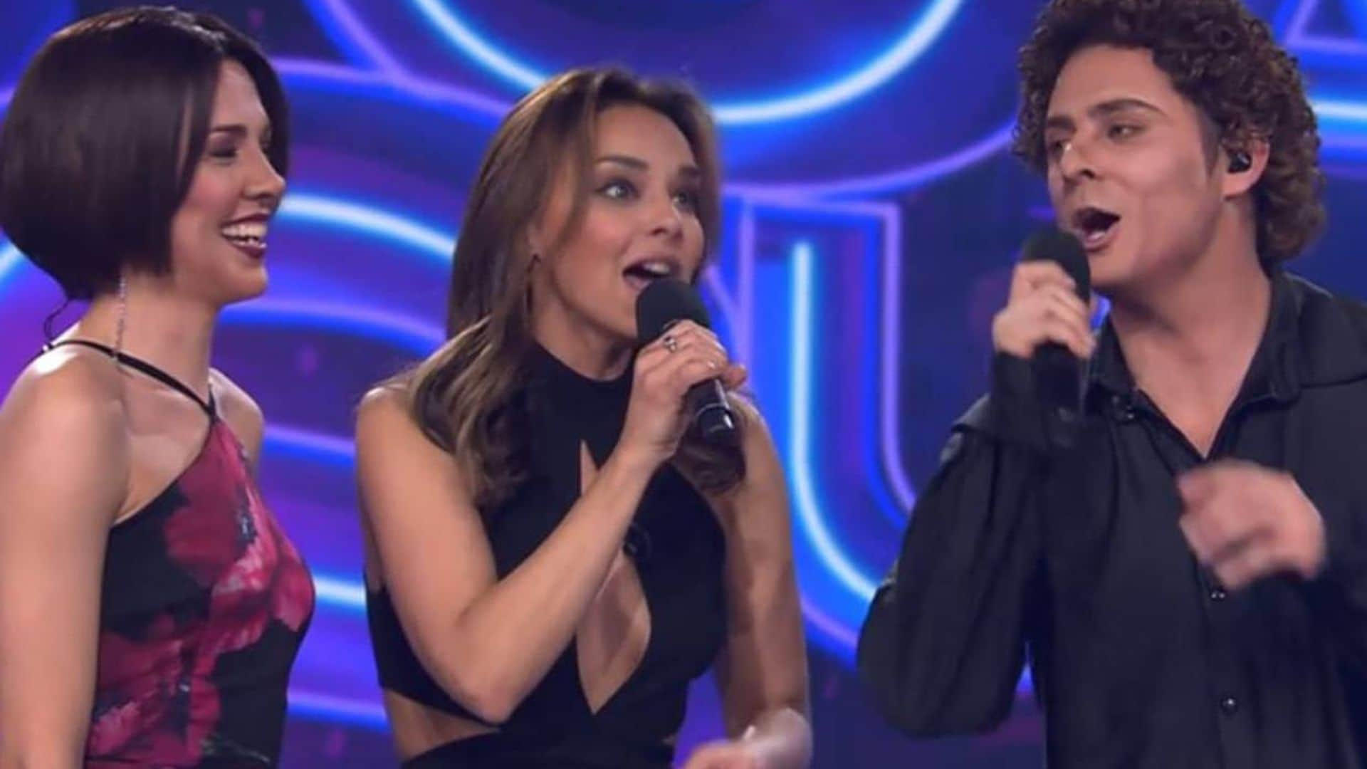 Chenoa vuelve a cantar 'Escondidos' 20 años después en el mismo plató, ¡y con un divertido guiño a Bisbal!