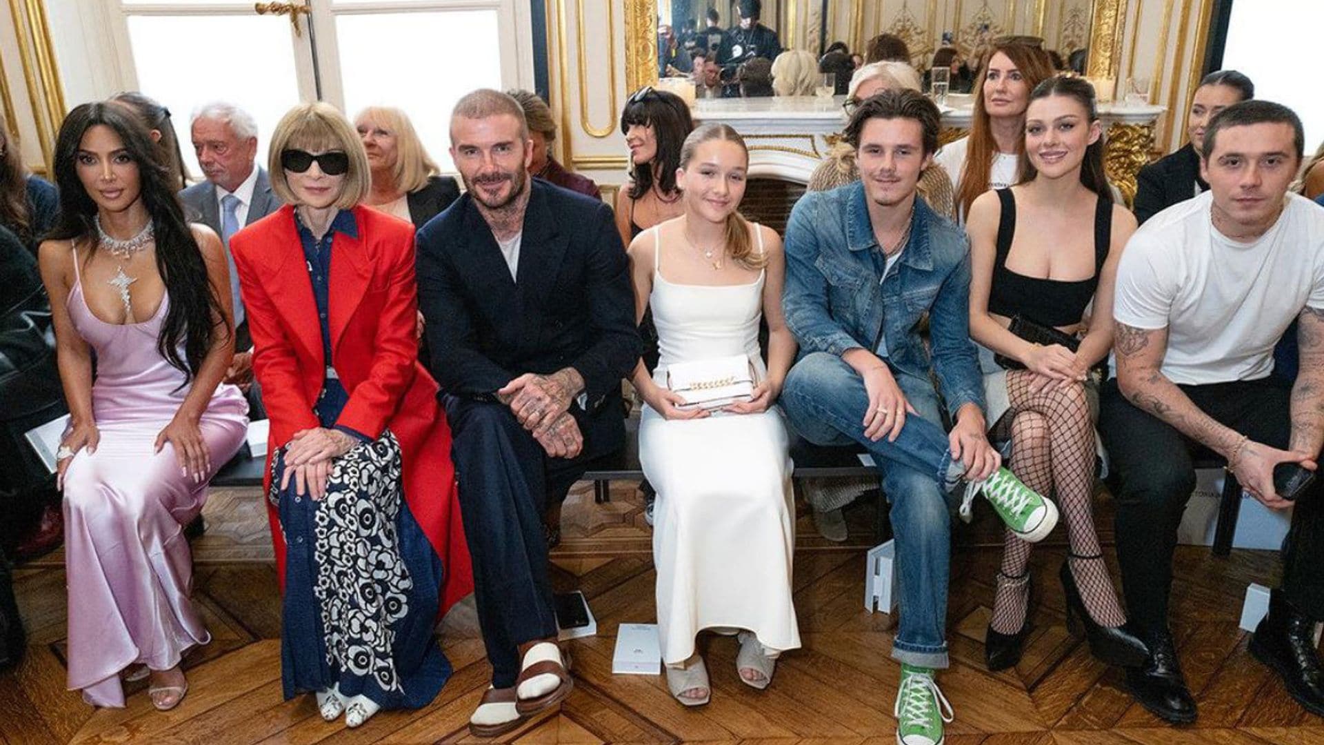 El orgullo de los Beckham (casi al completo) arropando a 'mamá' Victoria en la Semana de la Moda de París