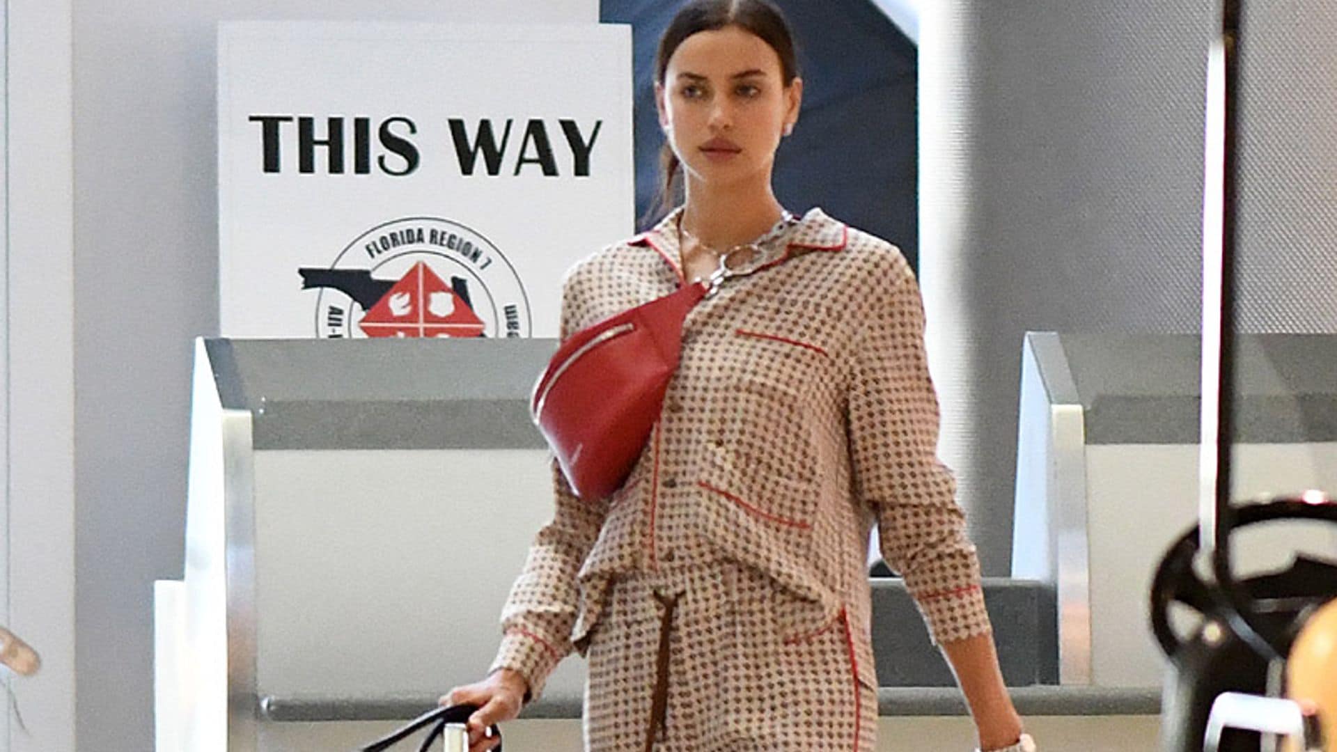 En pijama y en chanclas, Irina Shayk avanza el look de aeropuerto que será tendencia