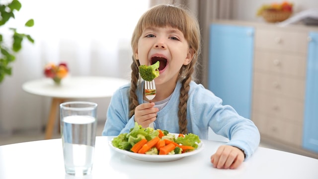 ni a comiendo plato de verduras