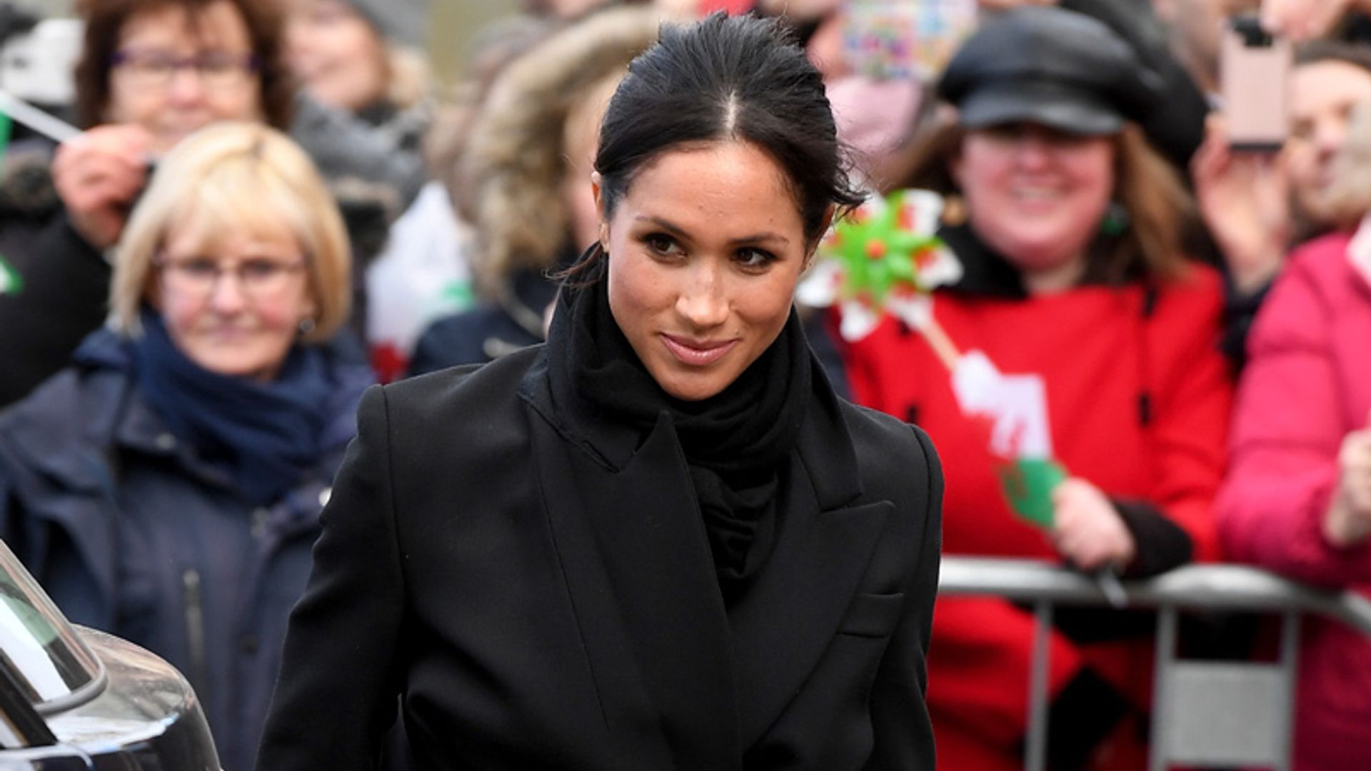 El 'huracán Meghan' arrasa en Gales a pesar de los contratiempos y pidiendo perdón