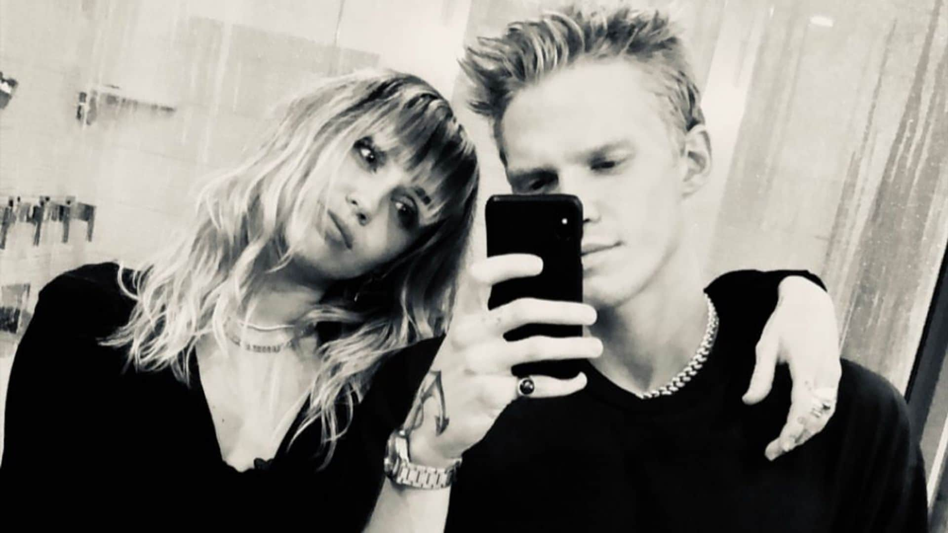 Miley Cyrus y Cody Simpson: la foto del beso más esperado