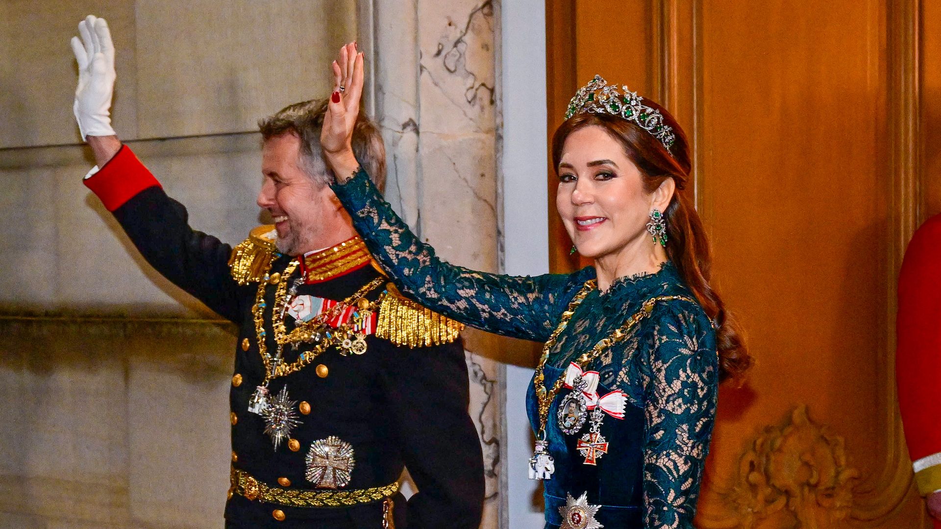 Mary de Dinamarca recupera un vestido de gala histórico junto a impresionantes joyas de esmeraldas