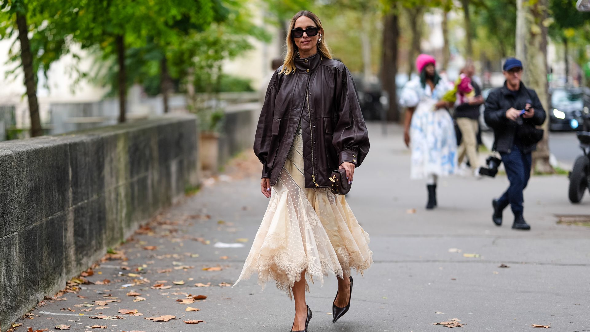 Cómo combinar la cazadora 'bomber' que vuelve a ser tendencia en 12 looks sofisticados