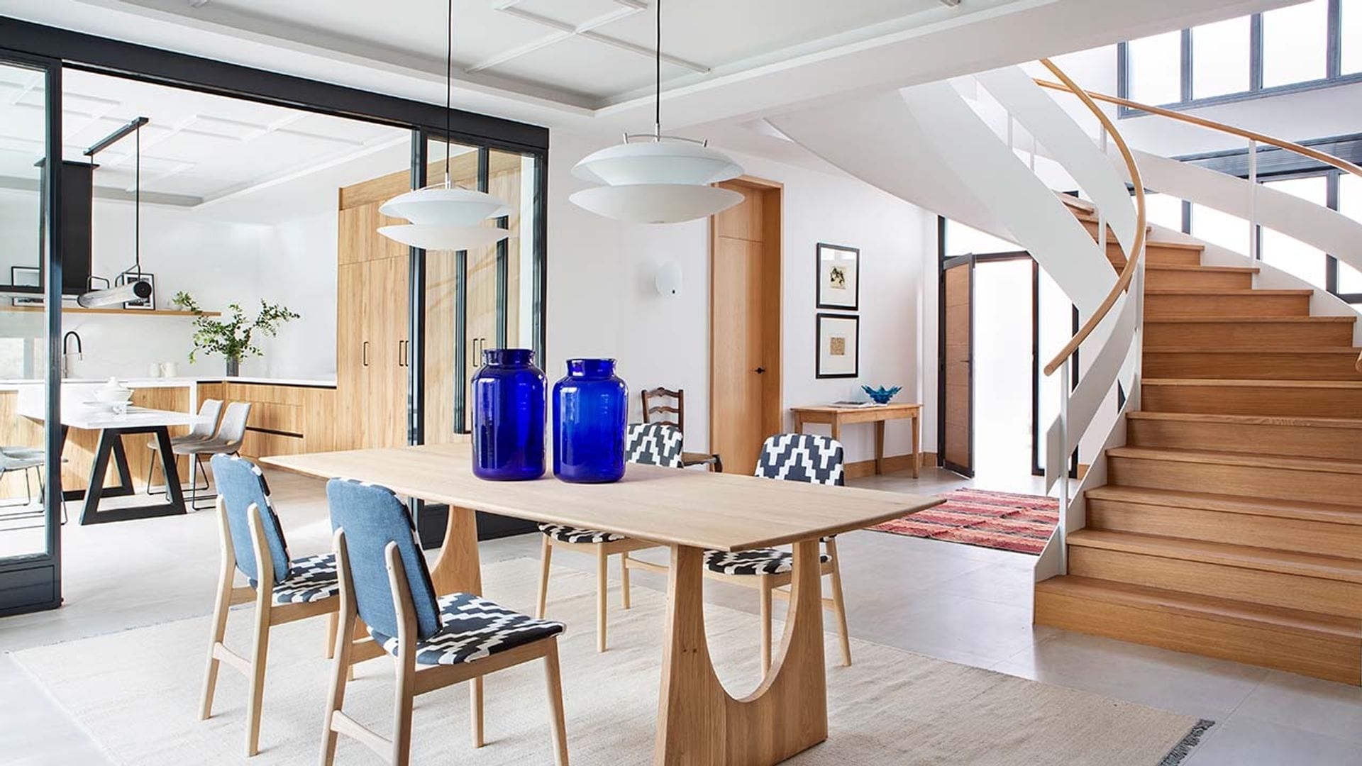 Una casa moderna y vital diseñada desde cero con un interiorismo que se integra en la arquitectura
