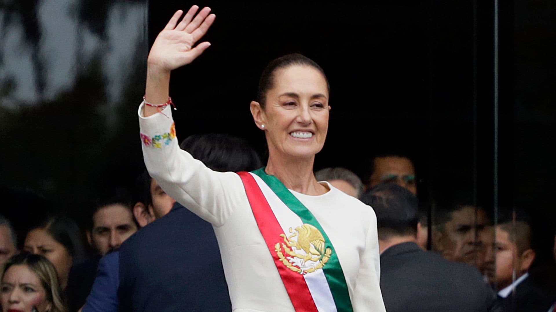 De meticuloso bordado y en color marfil, así es el vestido que usó Claudia Sheinbaum en su toma de protesta