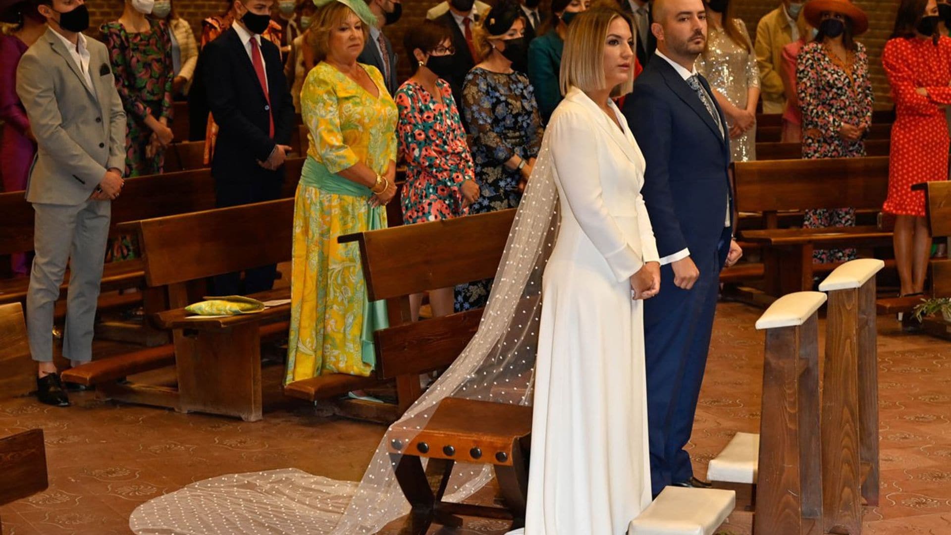 Con cuello ‘smoking’, capa de tul y diseñado por su mejor amiga: el vestido de novia de Salomé Gadea al detalle