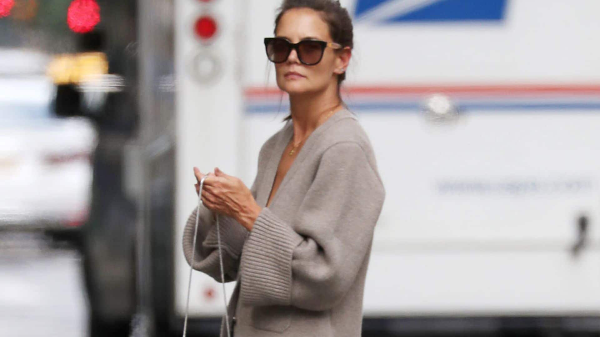 Look viral a la vista: Katie Holmes arriesga con un detalle sorprendente en su último estilismo