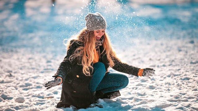 chica nieve feliz