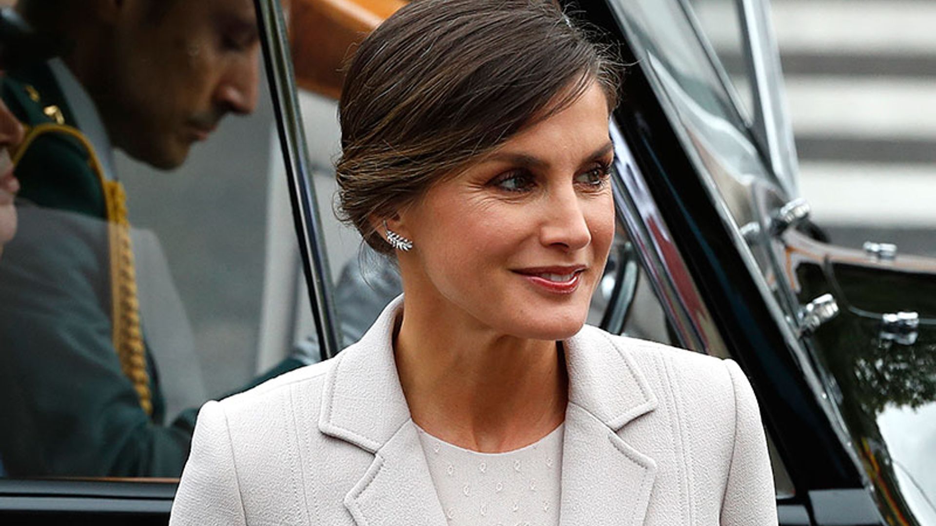 Doña Letizia estrena pero no arriesga: así ha sido su 'look Varela' en la Fiesta Nacional