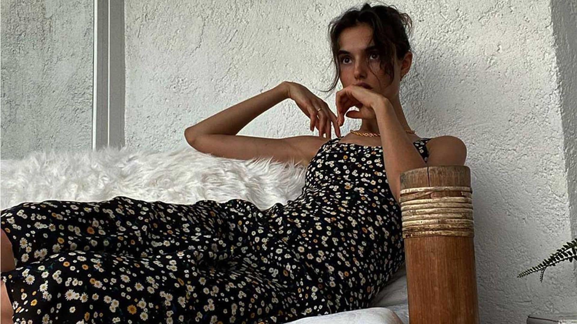 El maxivestido de Blanca Padilla o la compra versátil para resolver un look de playa o de invitada de boda