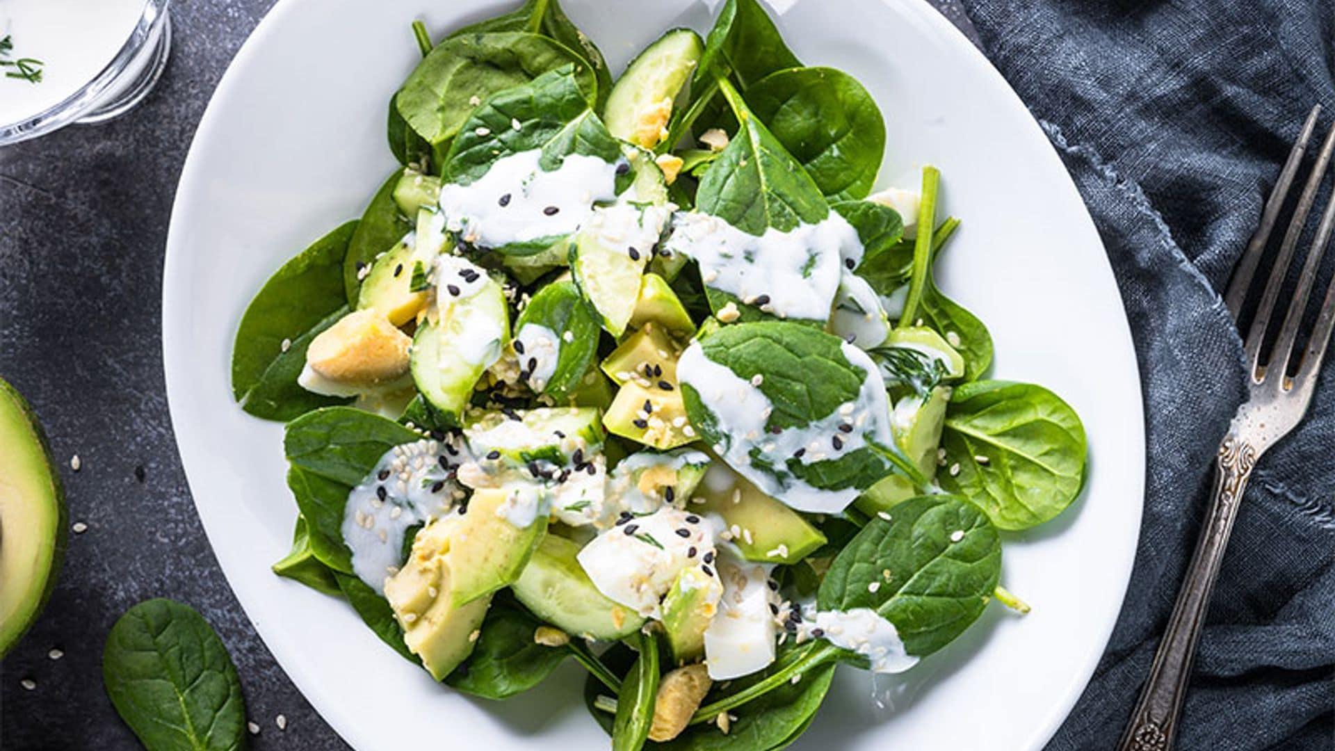 Ensalada de espinacas, aguacate, pepino y huevo