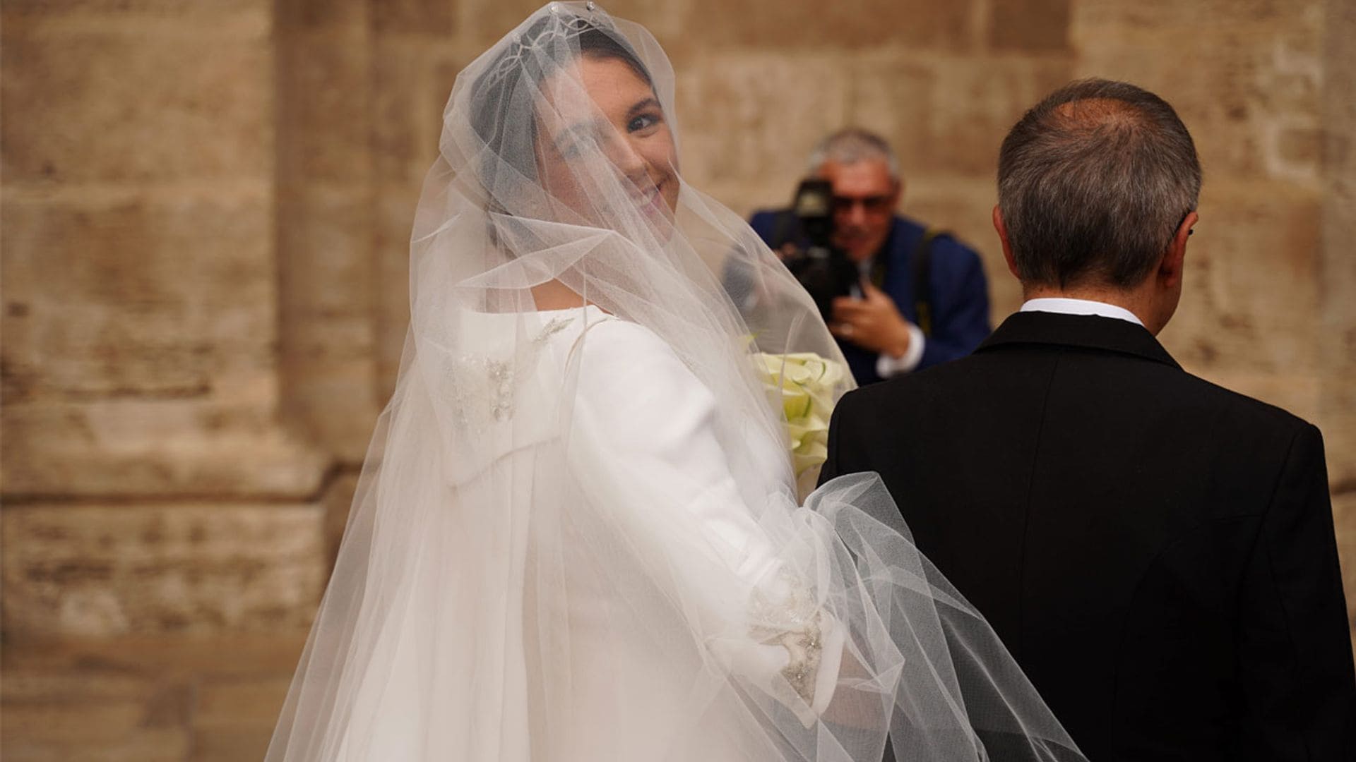 Los bordados, la tiara y todos los detalles del look de novia de Carolina Torío Ballester