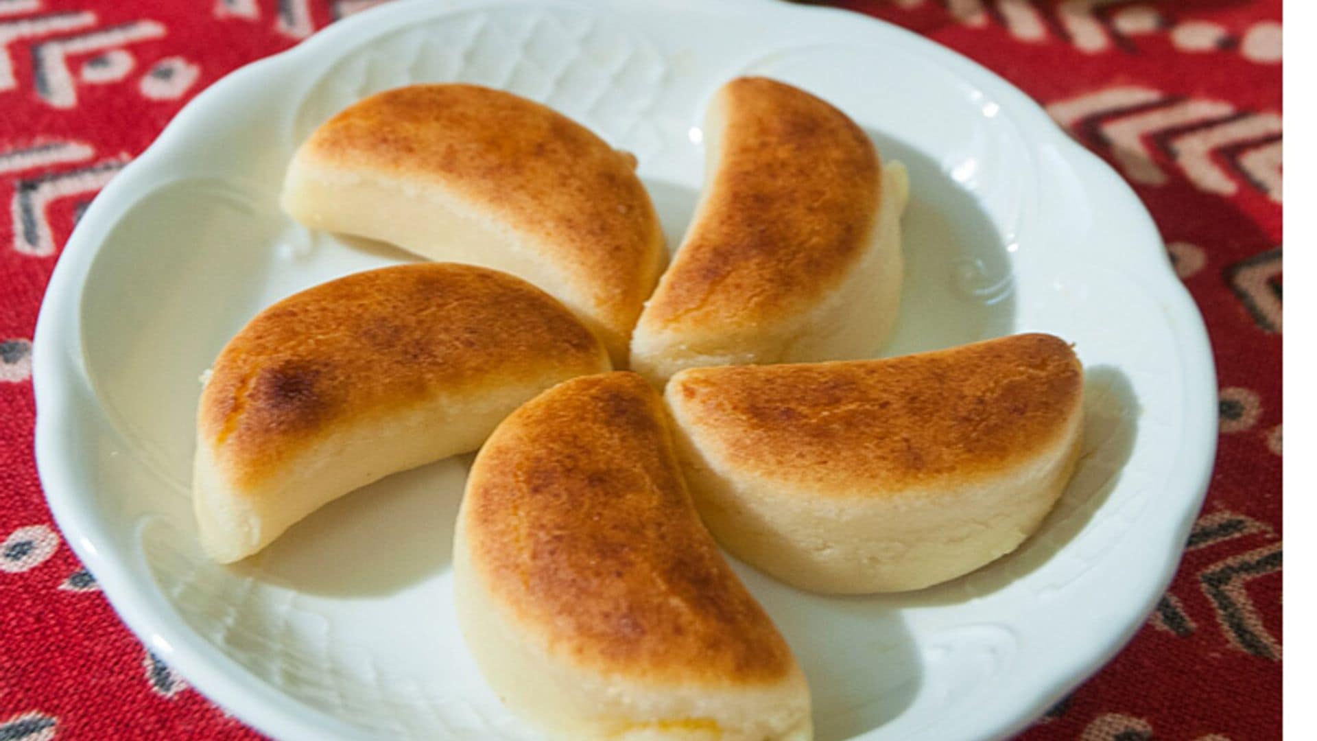 Medias lunas de mazapán rellenas de crema de yema