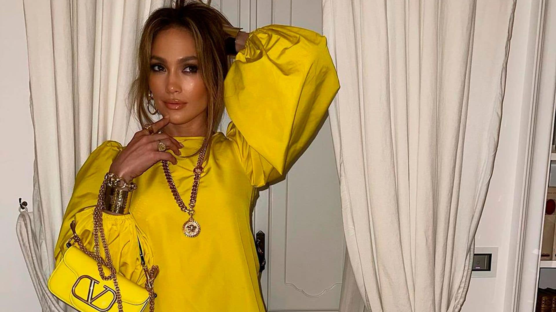 Jennifer Lopez comparte sus looks favoritos del verano: del maxi vestido amarillo al conjunto parisino