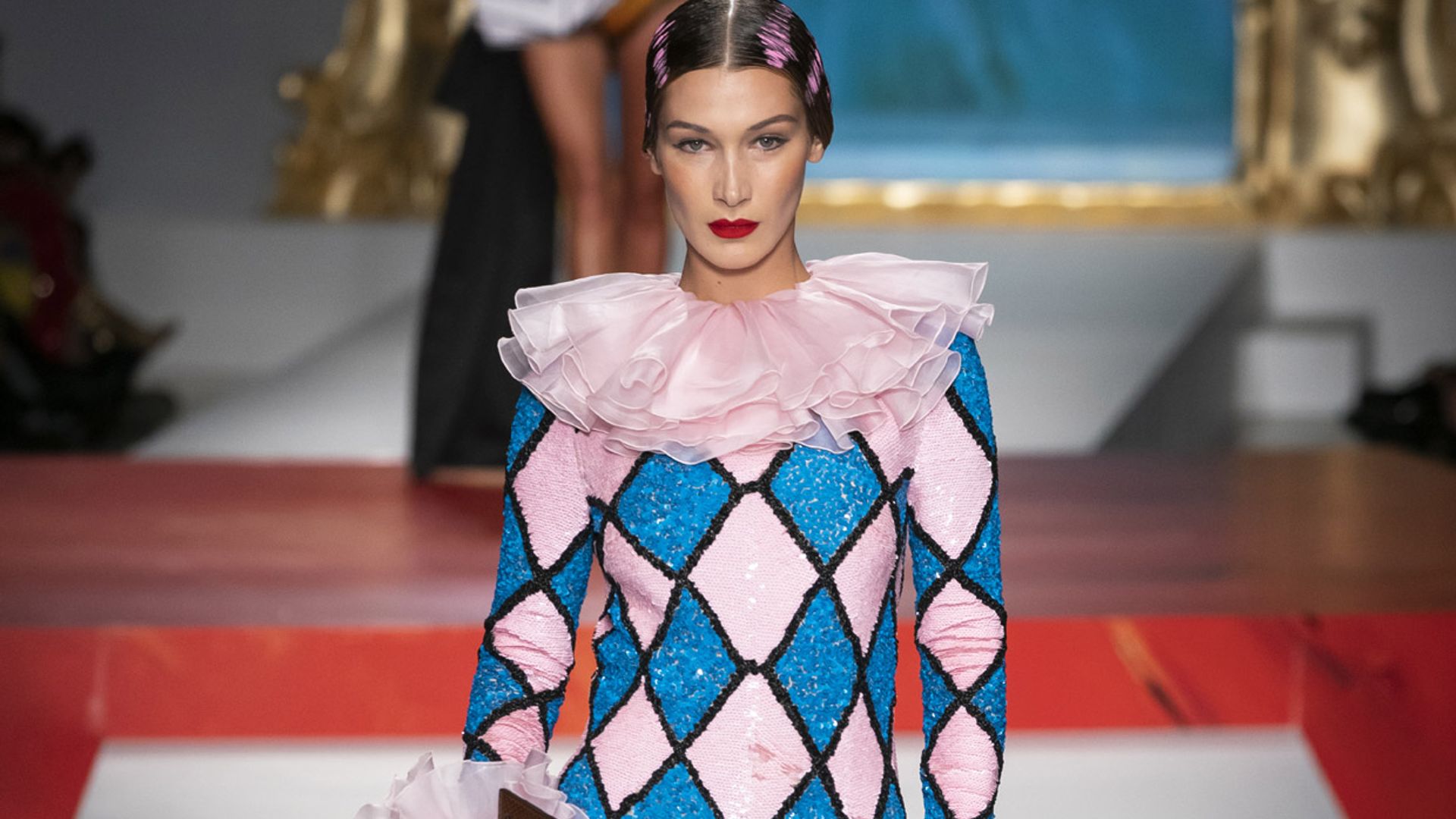 Con música de Rosalía y lleno de referencias a Picasso: el desfile más español de Moschino