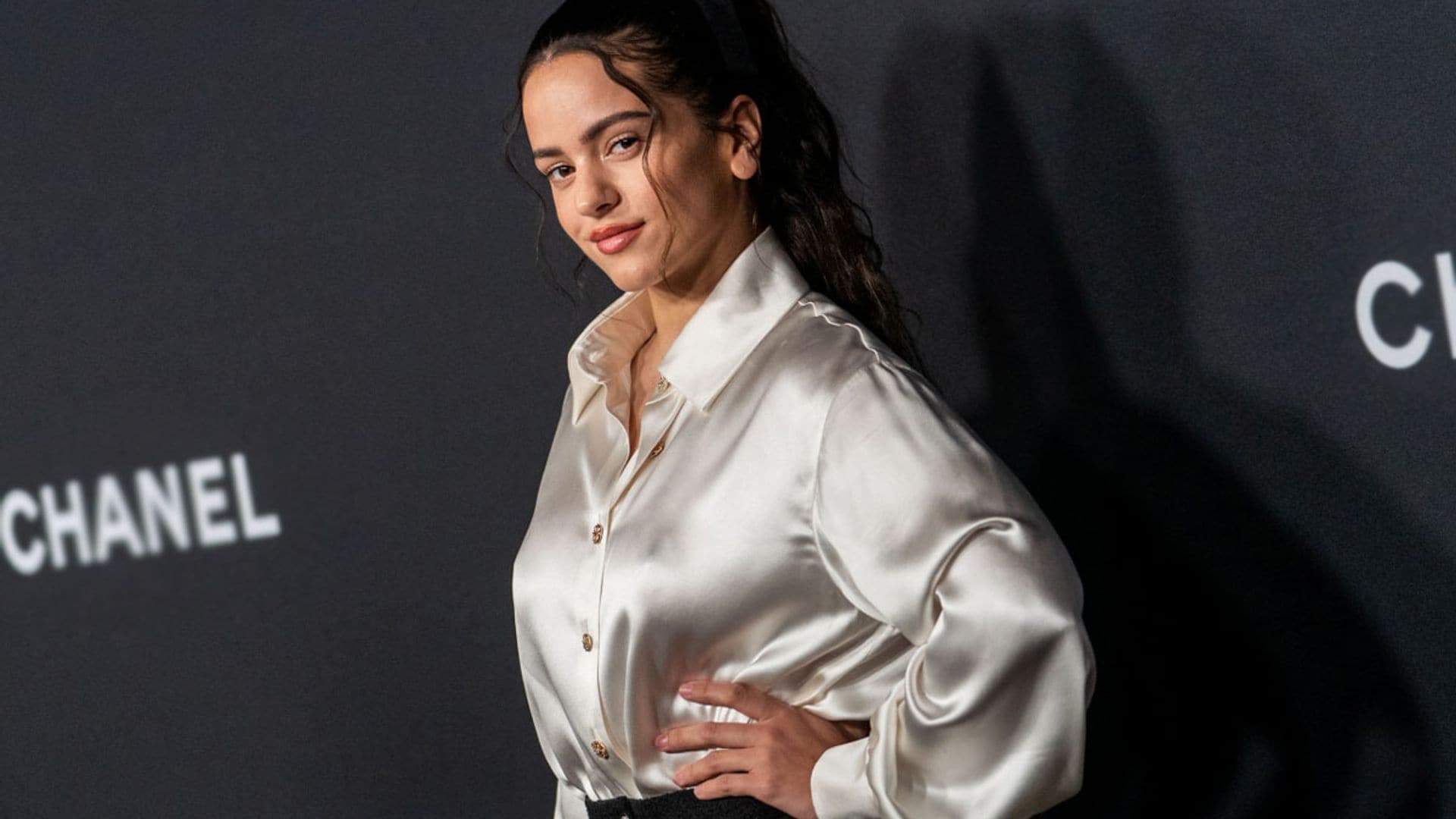 La camisa satinada de fiesta que podrás reciclar en un look de trabajo la ha llevado Rosalía