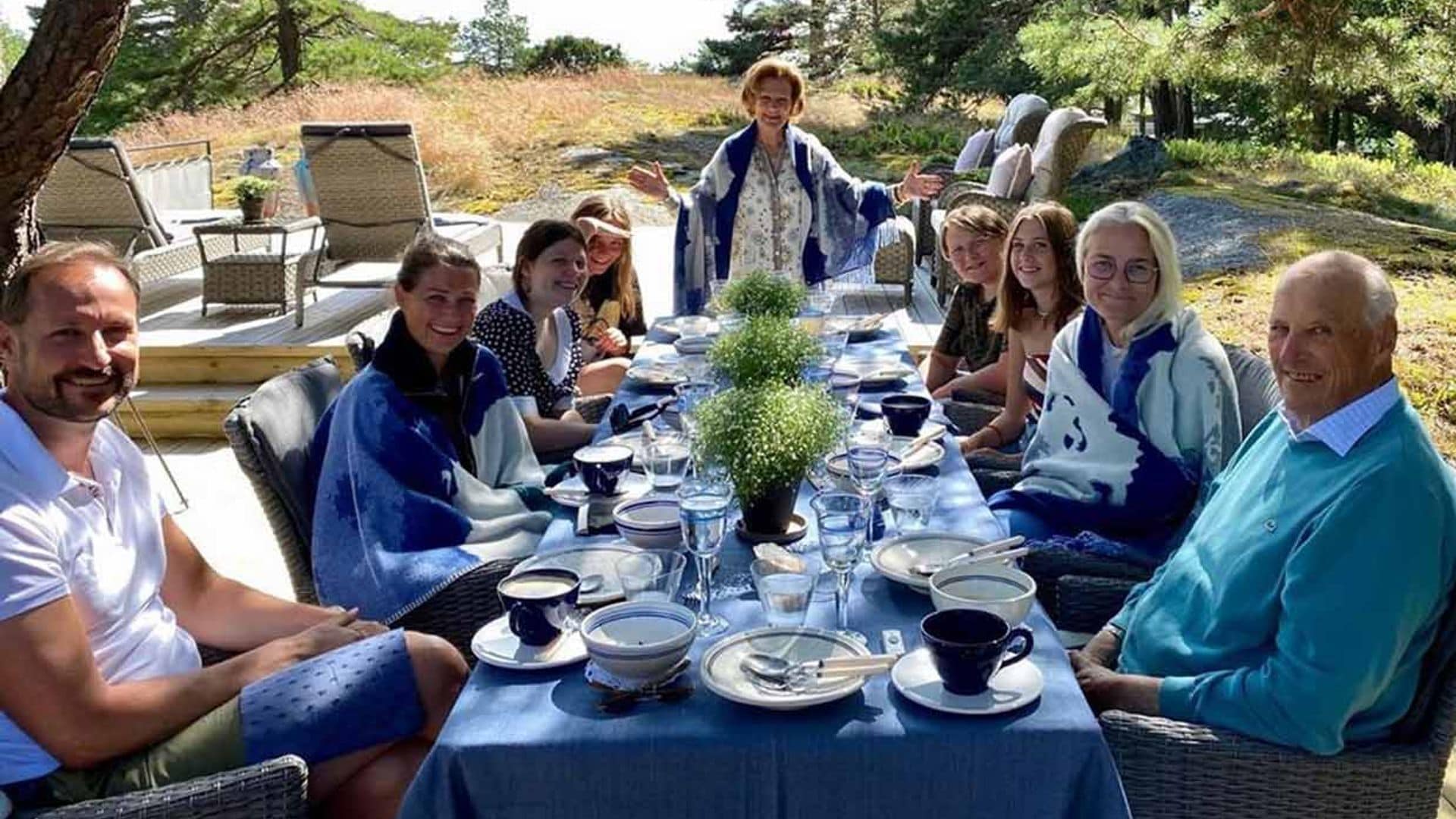 Sonia de Noruega celebra su cumpleaños con una comida campestre en familia