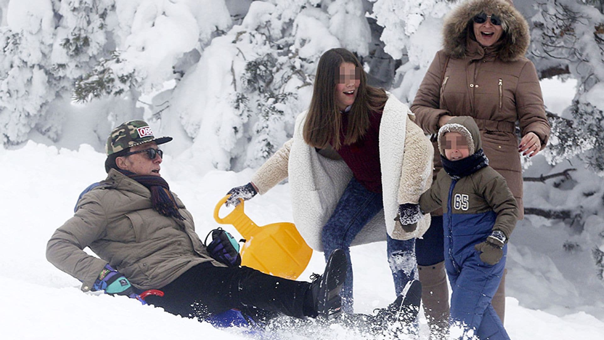 Las fotos más divertidas de José Ortega Cano y su familia en la nieve