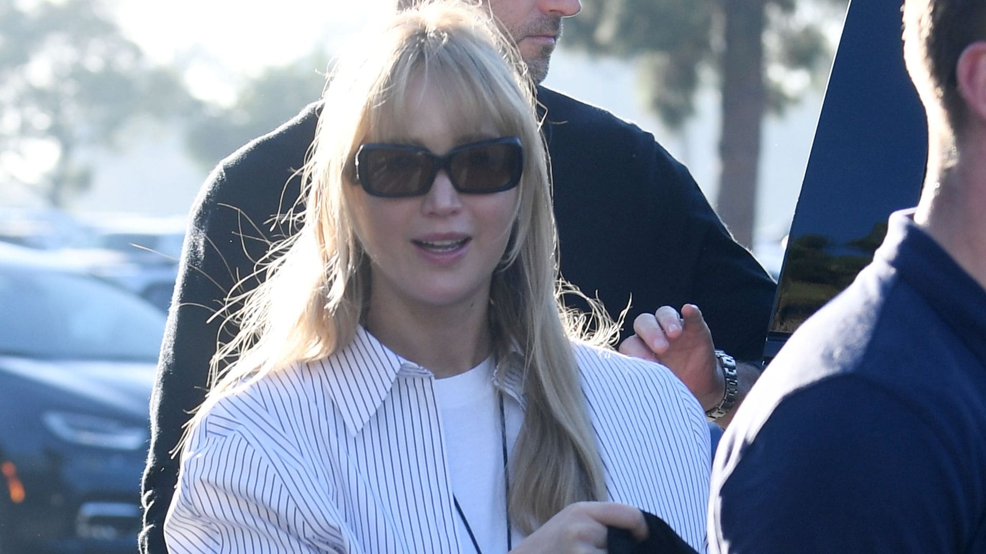 Jennifer Lawrence oculta su 'baby bump' con un 'look oversized' en partido de los Dodgers