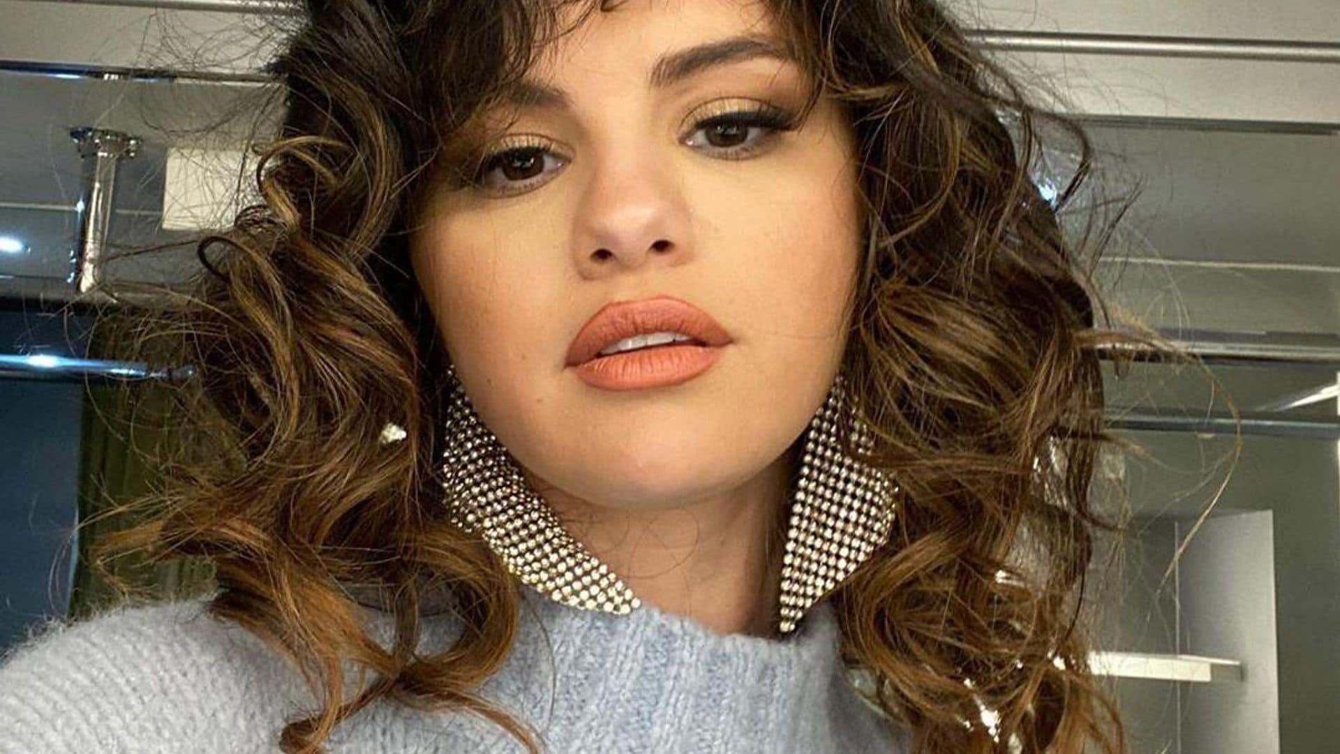 Selena Gomez tiene los earrings ochenteros ideales para elevar tus looks