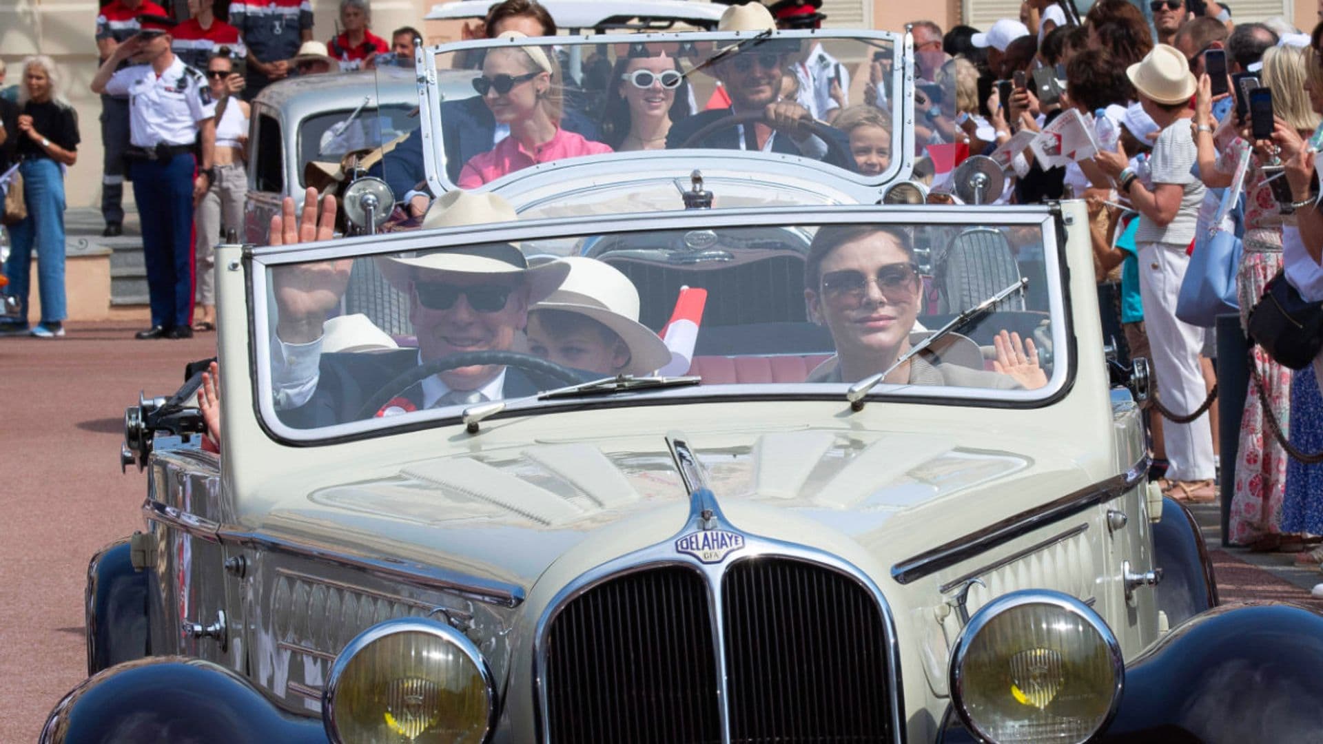 Los Grimaldi recorren Mónaco en coches clásicos para homenajear al príncipe Rainiero