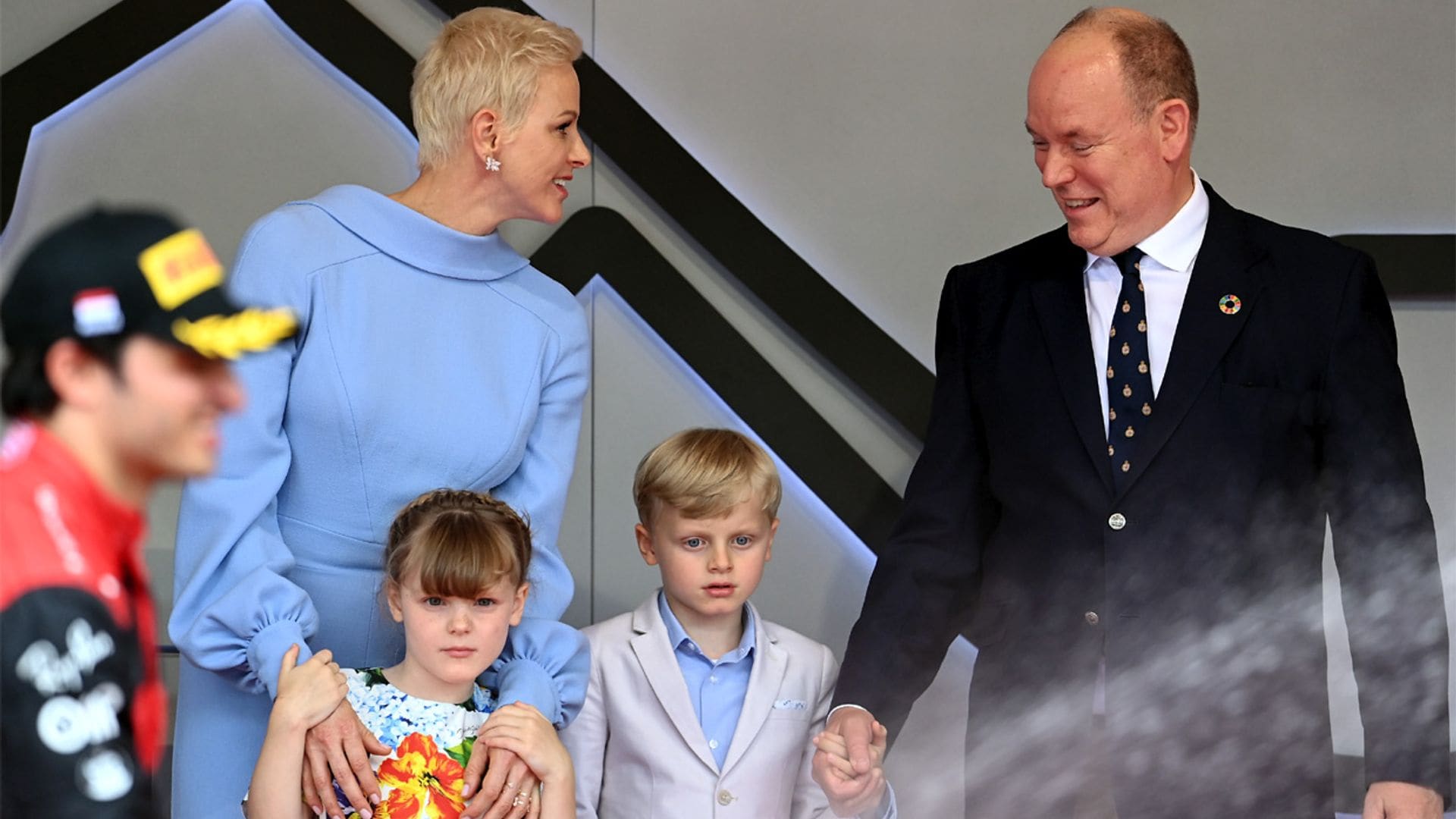 Charlene de Mónaco, muy sonriente con su marido y sus hijos en la Fórmula 1 tras desmentir los rumores de crisis